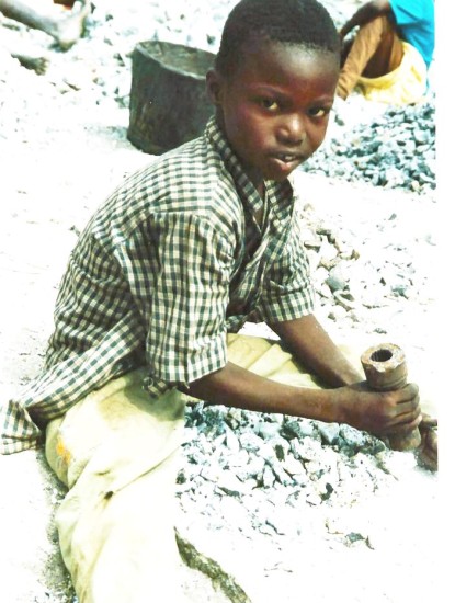 Schuldslaaf in een steengroeve bij Ouagadougu, Burkina Faso (Kristoffel Lieten, 2004)